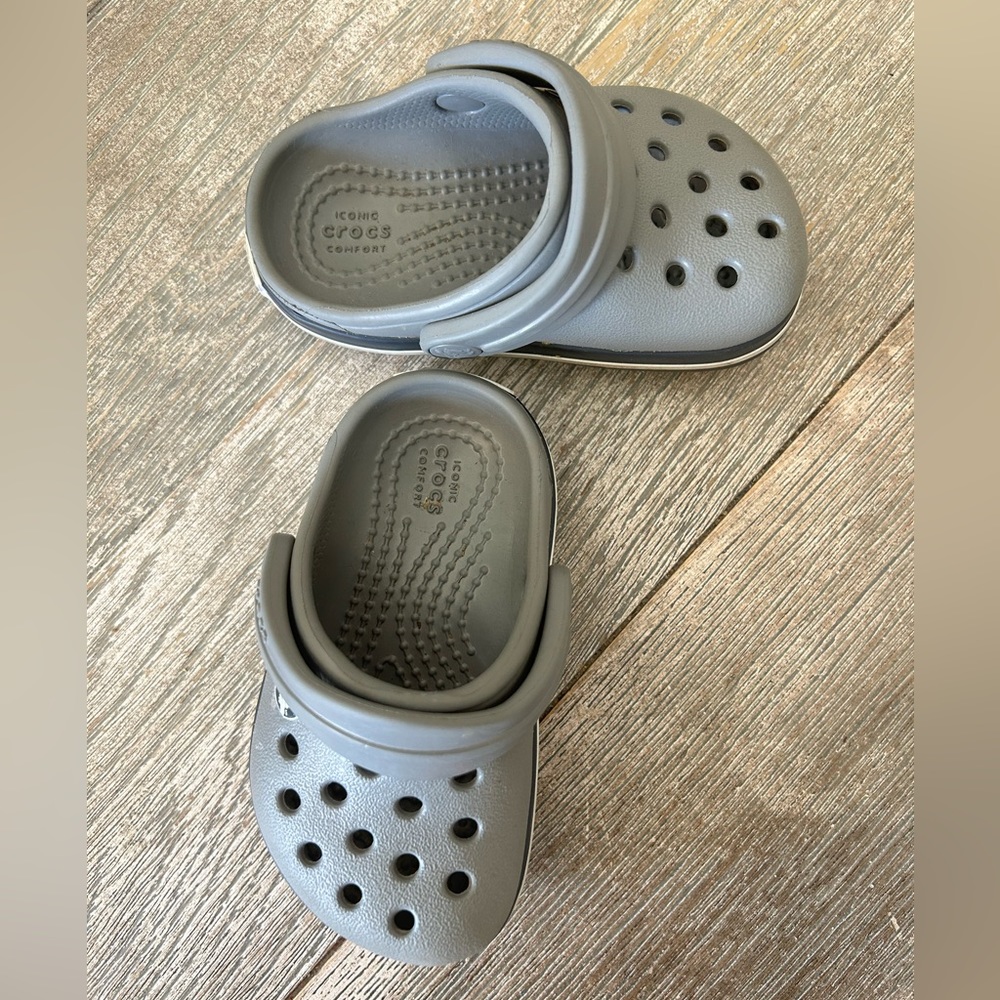 Unisex baby/toddler Crocs size C4 (typically 12-24 months)